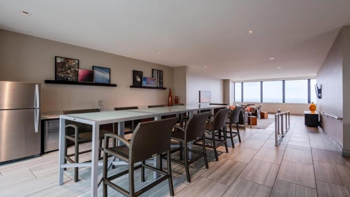 22nd Fl Bold Cozysuites With Pool, Gym Apartment Dallas
